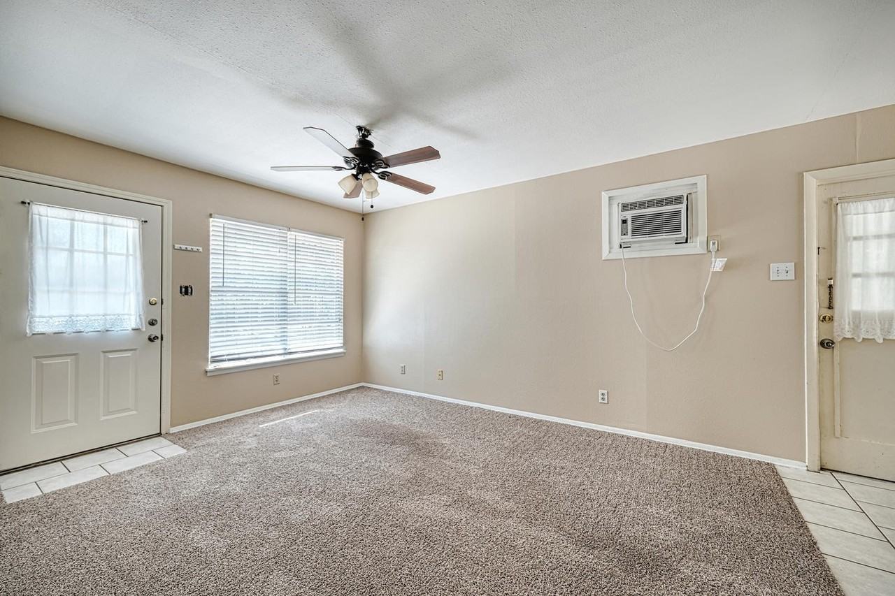 4906 Gladeview Dr - Photo 3 of 15