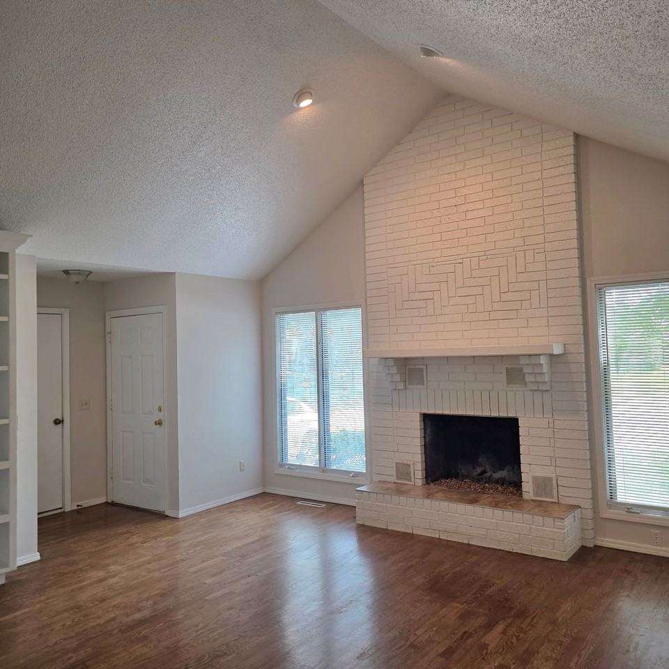 1803 N Plaza Dr - Photo 2 of 16