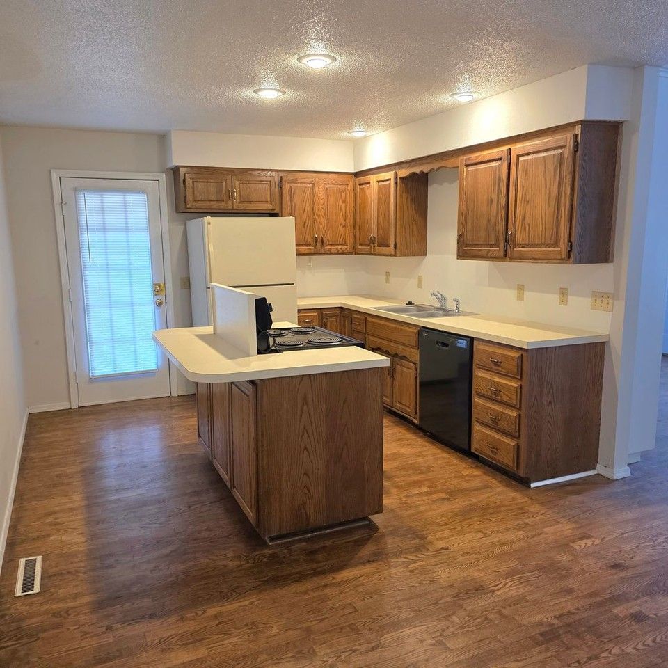 1803 N Plaza Dr - Photo 4 of 16