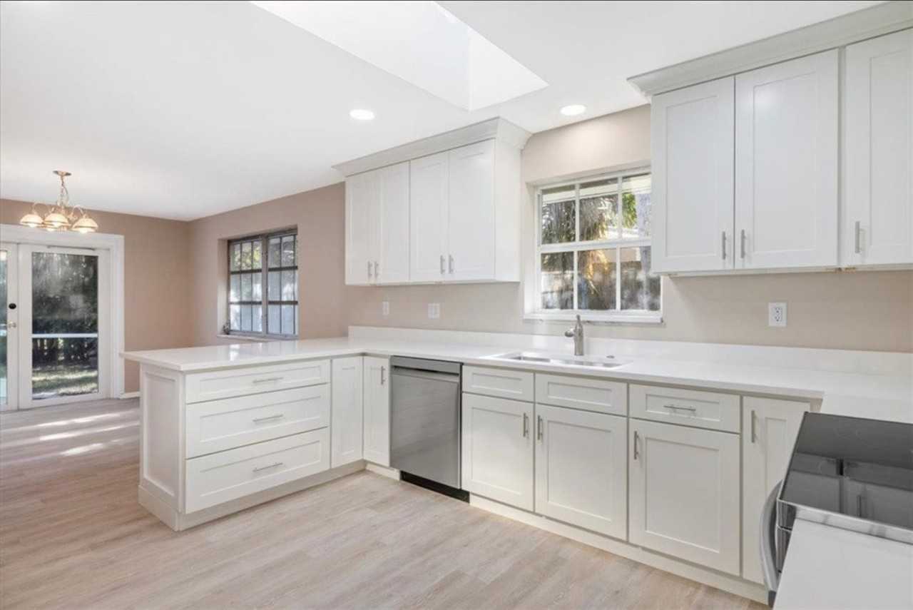 835 Royal Palm Pl - Photo 3 of 20