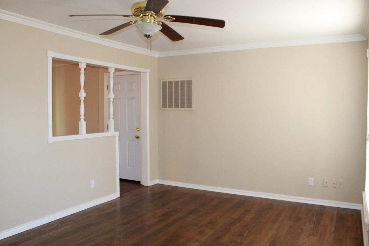 207 E Rickenbacker Dr - Photo 2 of 12