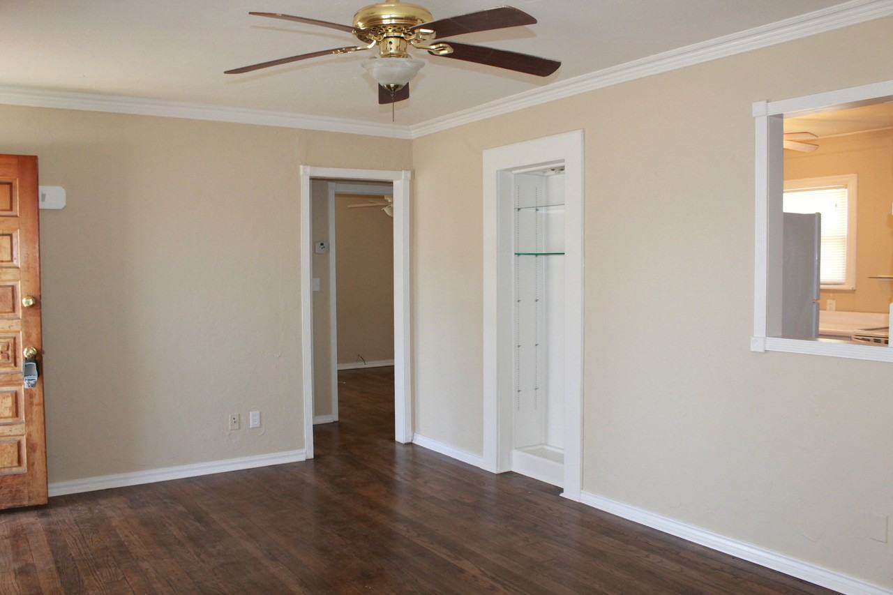 207 E Rickenbacker Dr - Photo 4 of 12