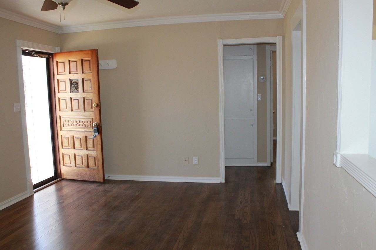 207 E Rickenbacker Dr - Photo 5 of 12