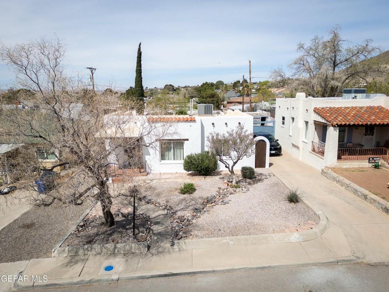 1211 Mesita Dr - Photo 4 of 47