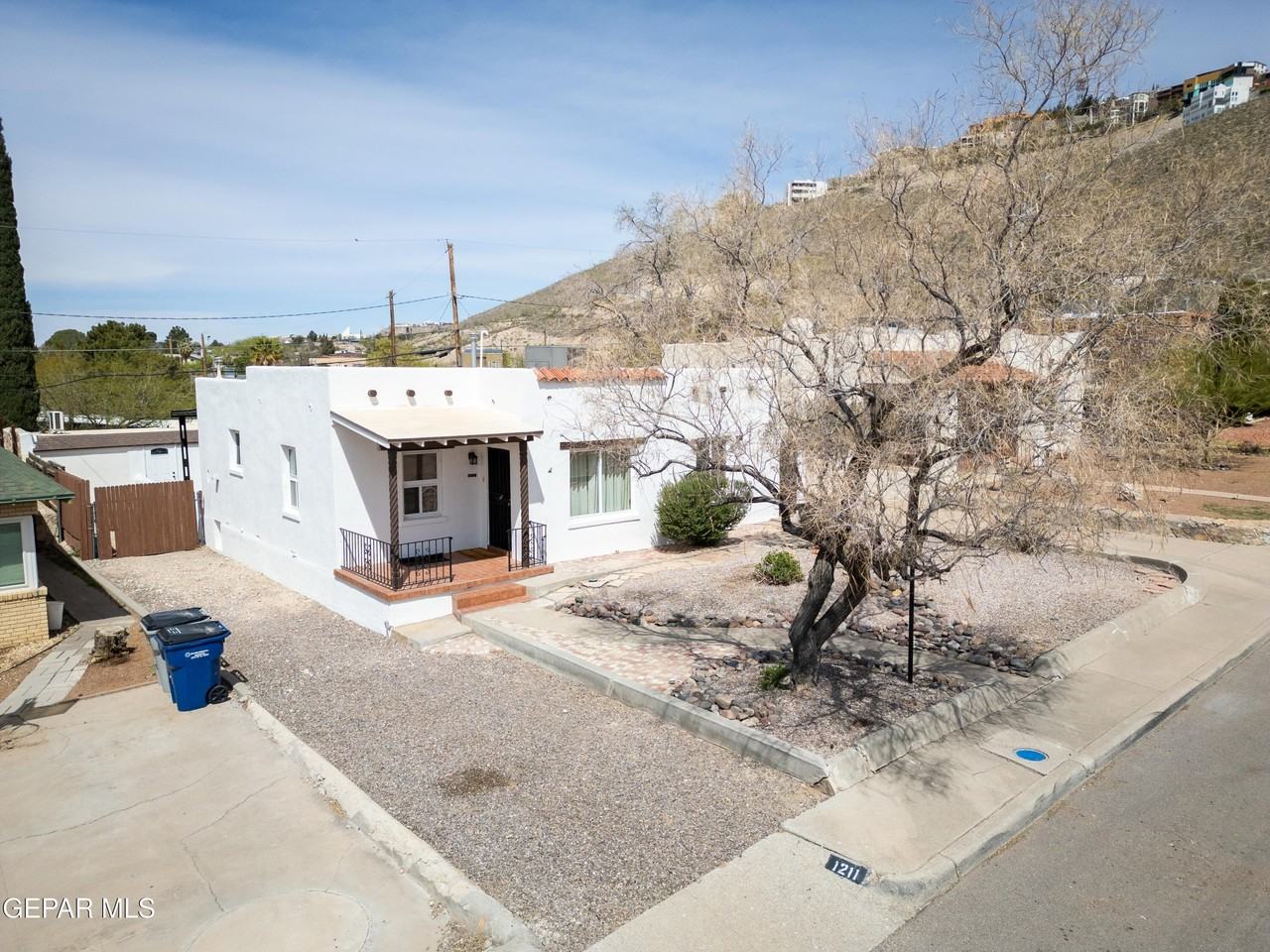 1211 Mesita Dr - Photo 5 of 47