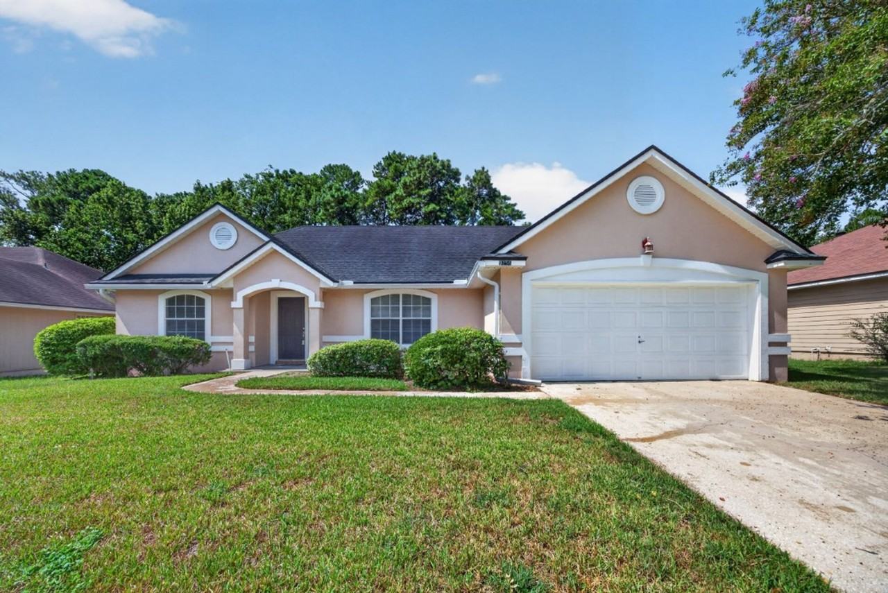 9256 Dale View Ln W - Photo 3 of 31