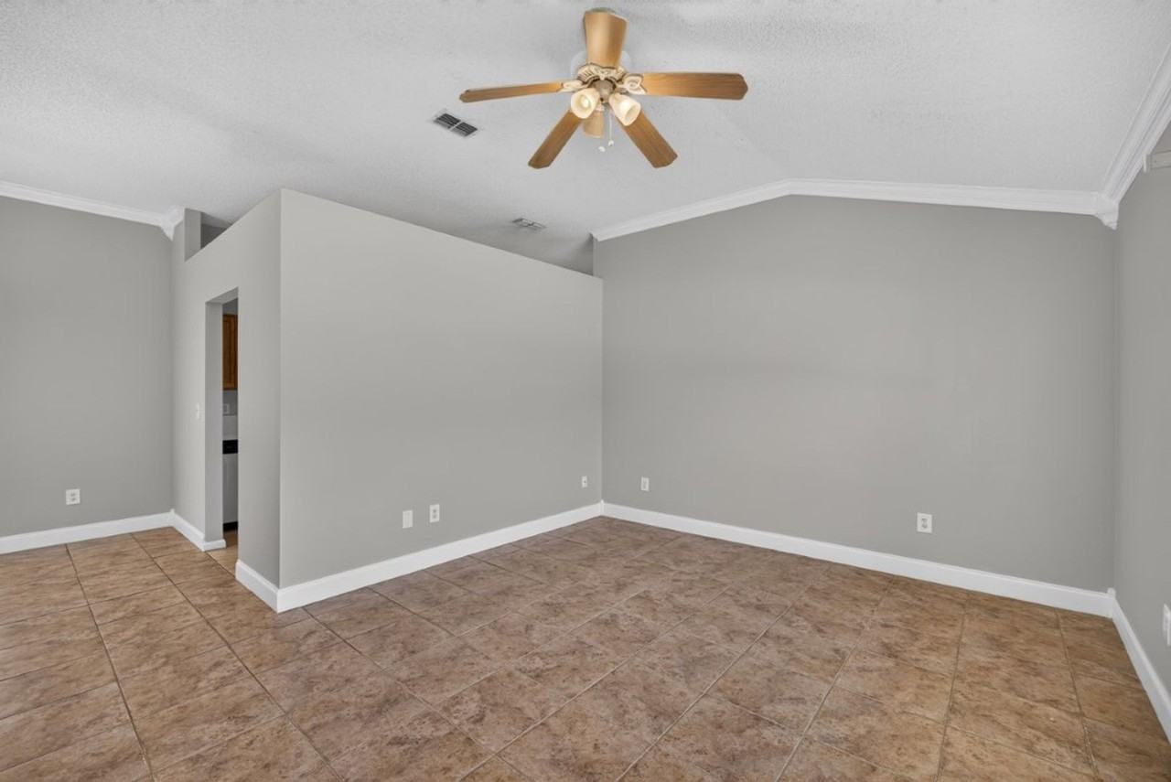 9256 Dale View Ln W - Photo 6 of 31