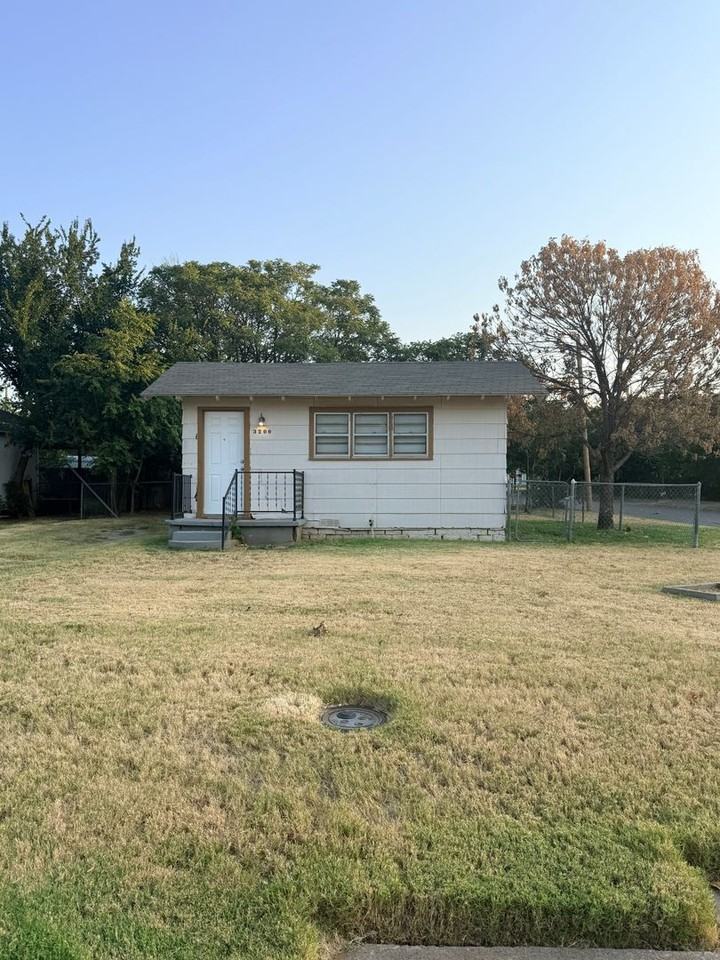 3200 Avenue R - Photo 2 of 14