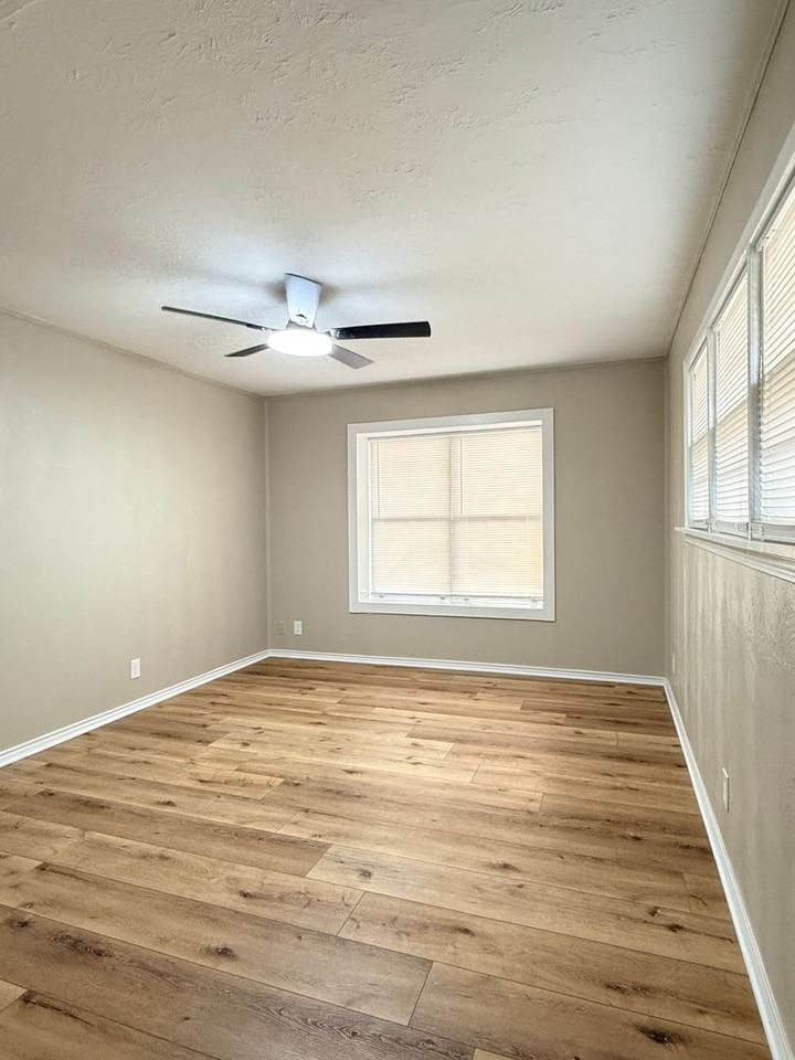 3200 Avenue R - Photo 3 of 14