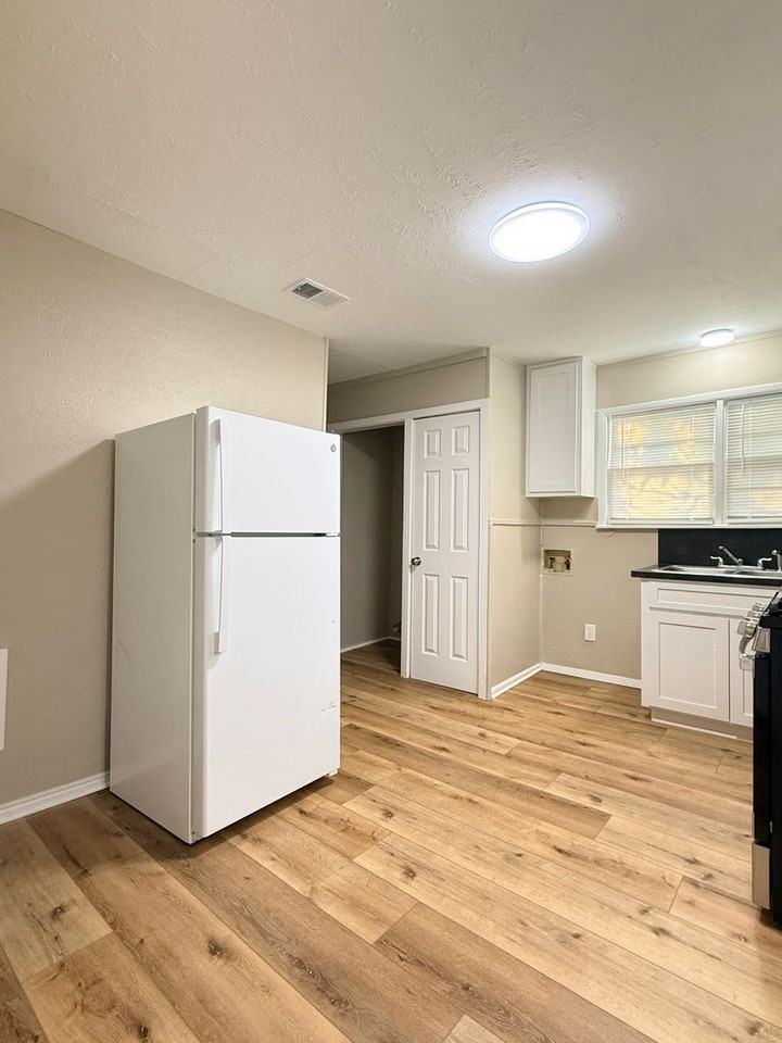 3200 Avenue R - Photo 5 of 14
