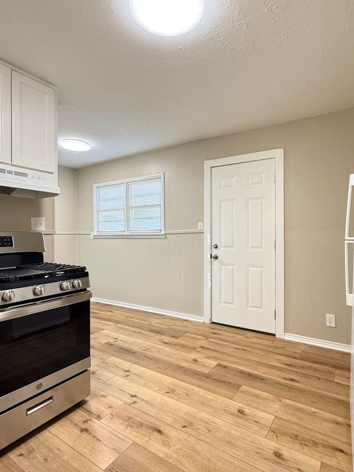 3200 Avenue R - Photo 7 of 14