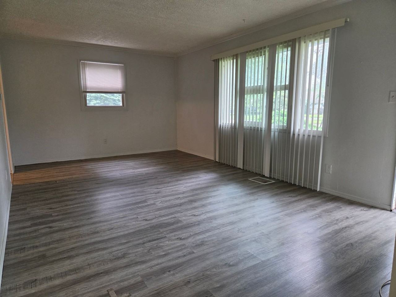 946 S Hampton Rd - Photo 4 of 11