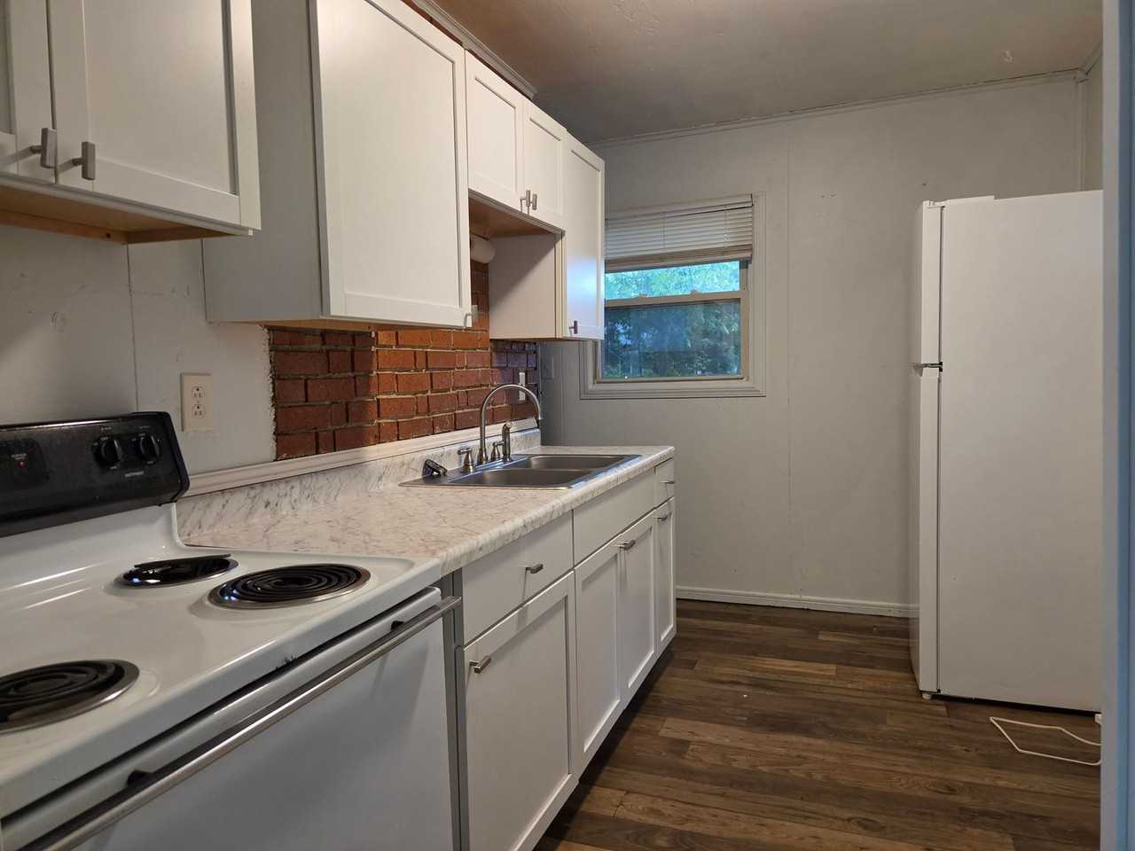 946 S Hampton Rd - Photo 5 of 11