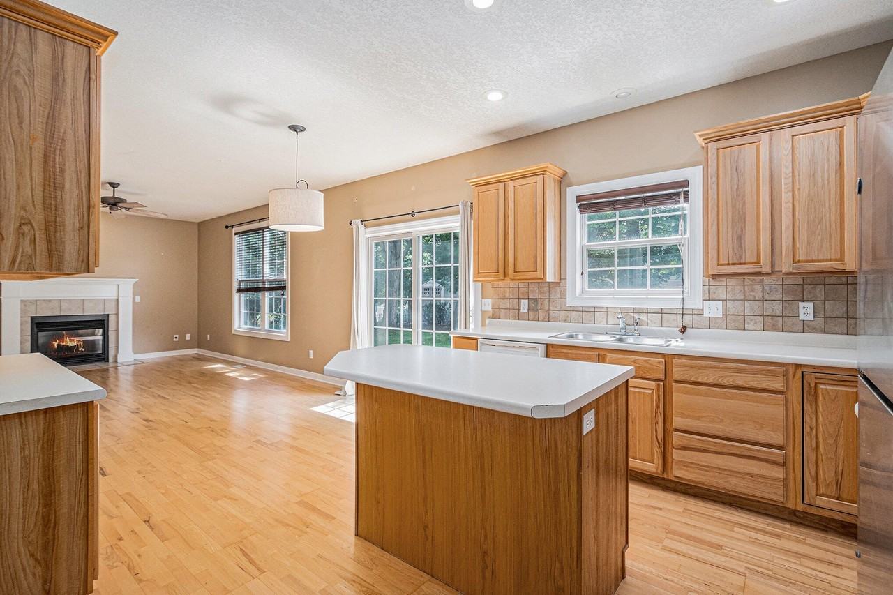 4821 Idlewood Ave - Photo 6 of 24
