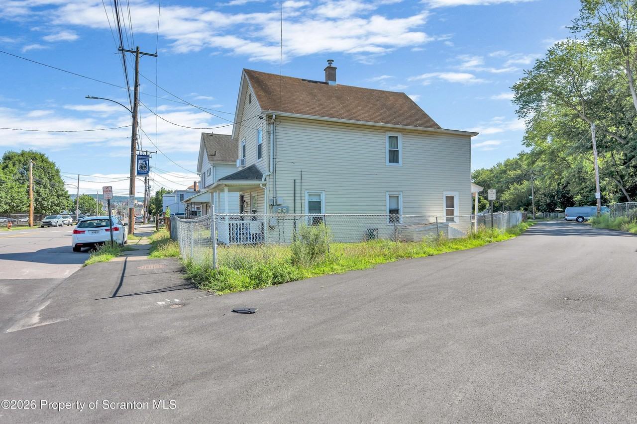 987 Providence Rd - Photo 2 of 14
