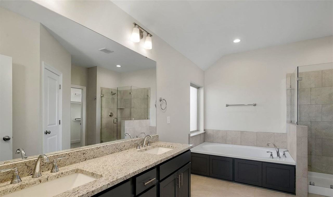 555 Brunswick Gdns - Photo 5 of 6