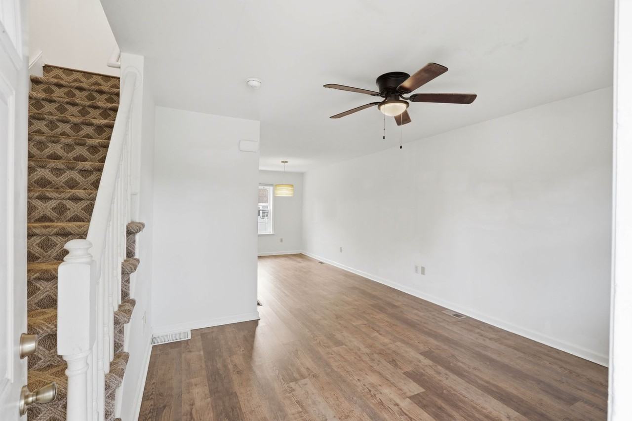 554 Hand Ave - Photo 4 of 39
