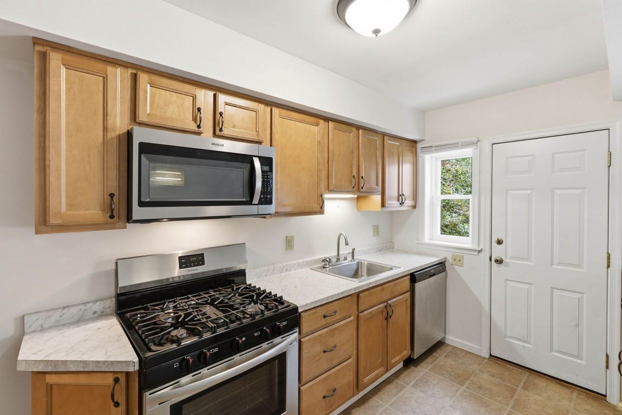 554 Hand Ave - Photo 6 of 39