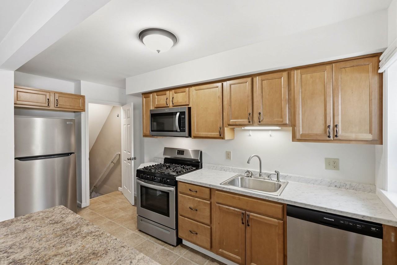 554 Hand Ave - Photo 7 of 39