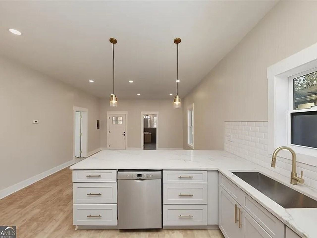 976 Liman Ave Se - Photo 6 of 19