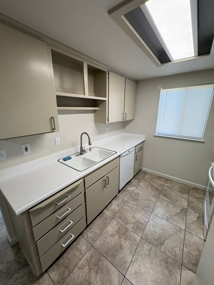 1148 Gladys Way - Photo 4 of 16