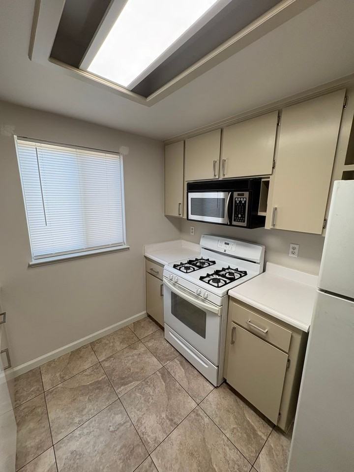 1148 Gladys Way - Photo 5 of 16