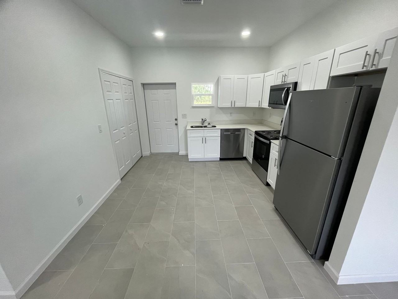 4210 E 30th St - Photo 4 of 10