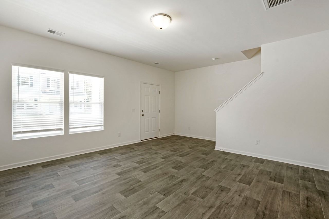 209 Banbury Ln - Photo 3 of 10