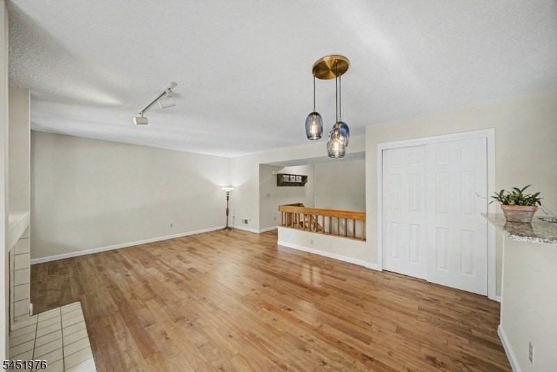 24 Pine Hollow Ct - Photo 7 of 35