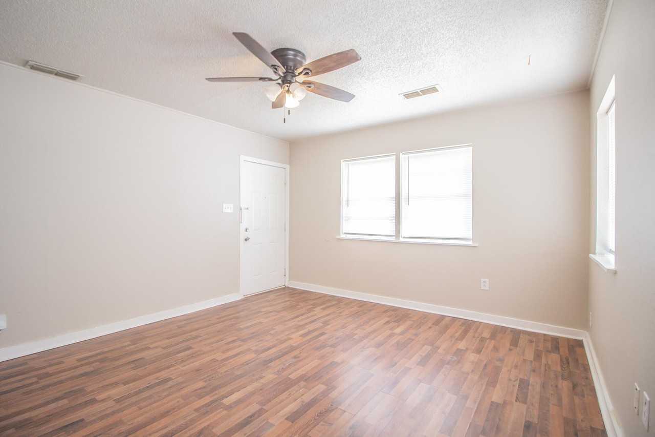 1408 24th St - Photo 4 of 15