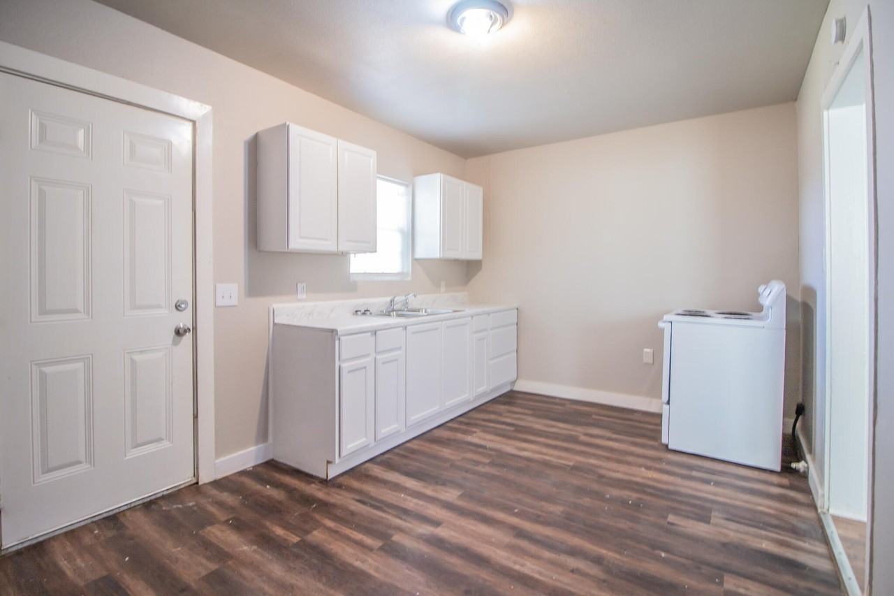 1408 24th St - Photo 6 of 15