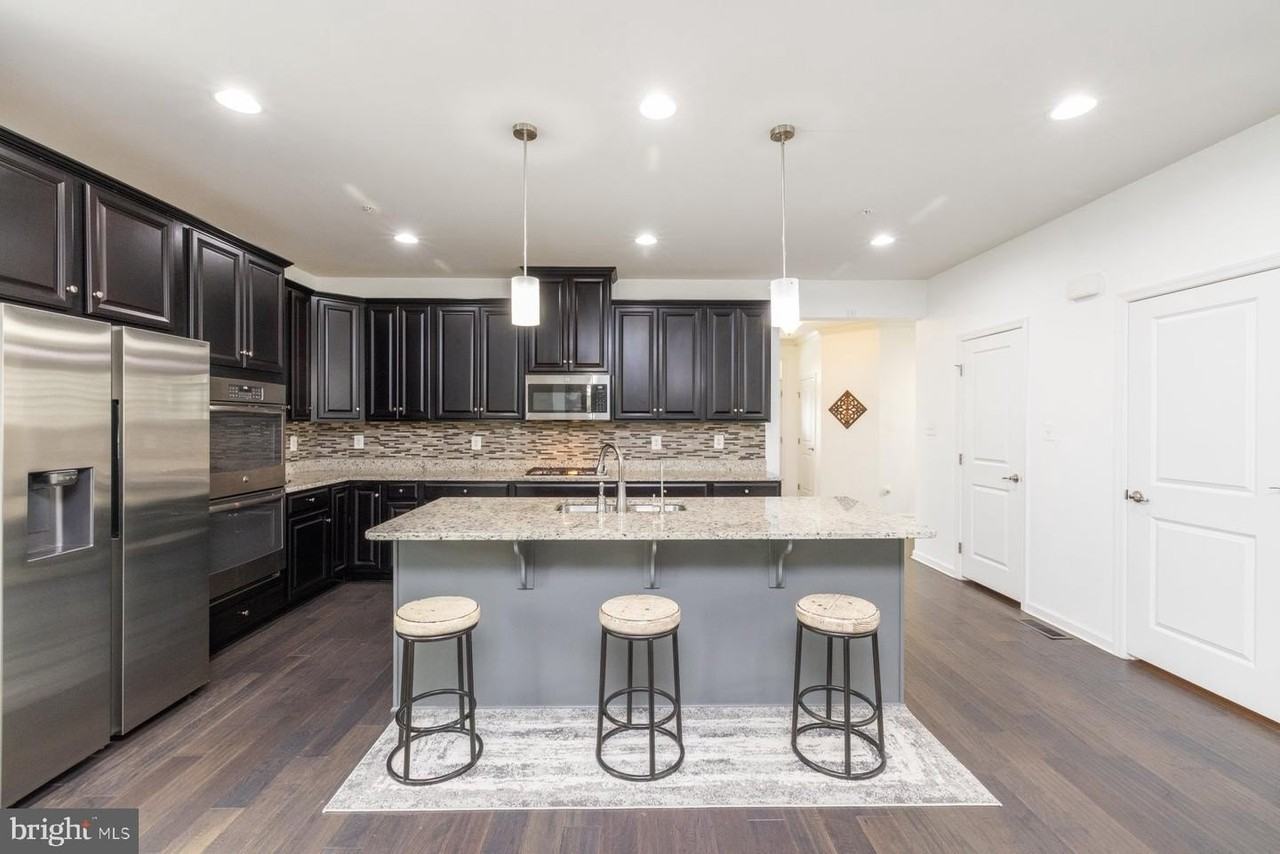 5861 Oakdale Village Rd - Photo 4 of 45