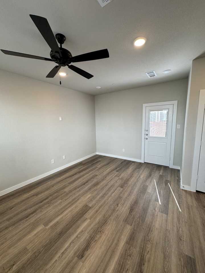 9304 Harborview Dr #8106 - Photo 4 of 8