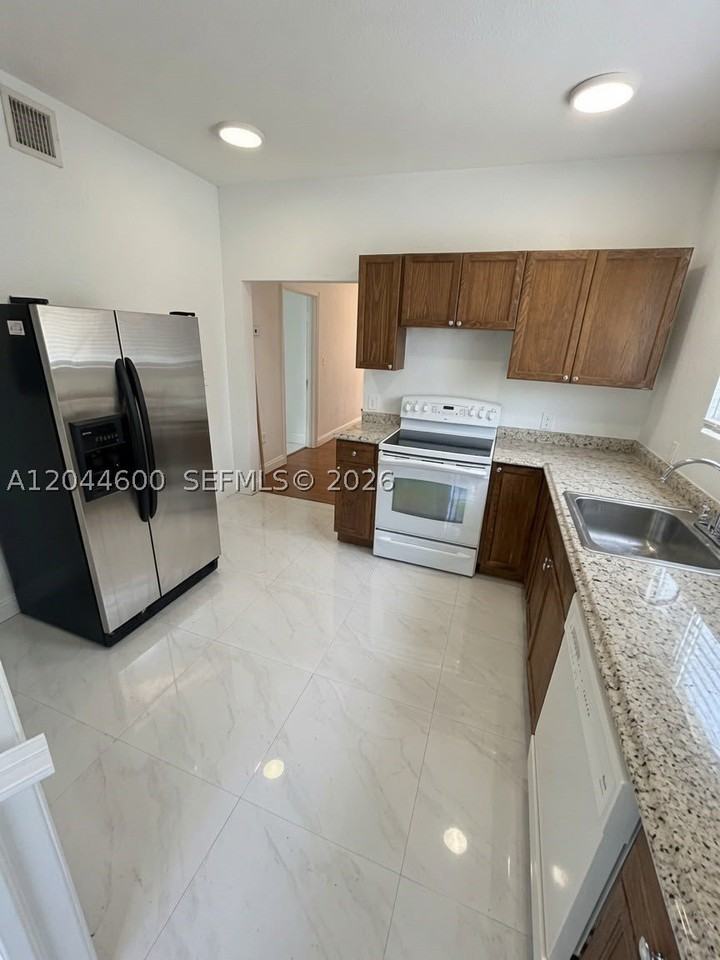 1154 W 25th St #0 - Photo 2 of 10