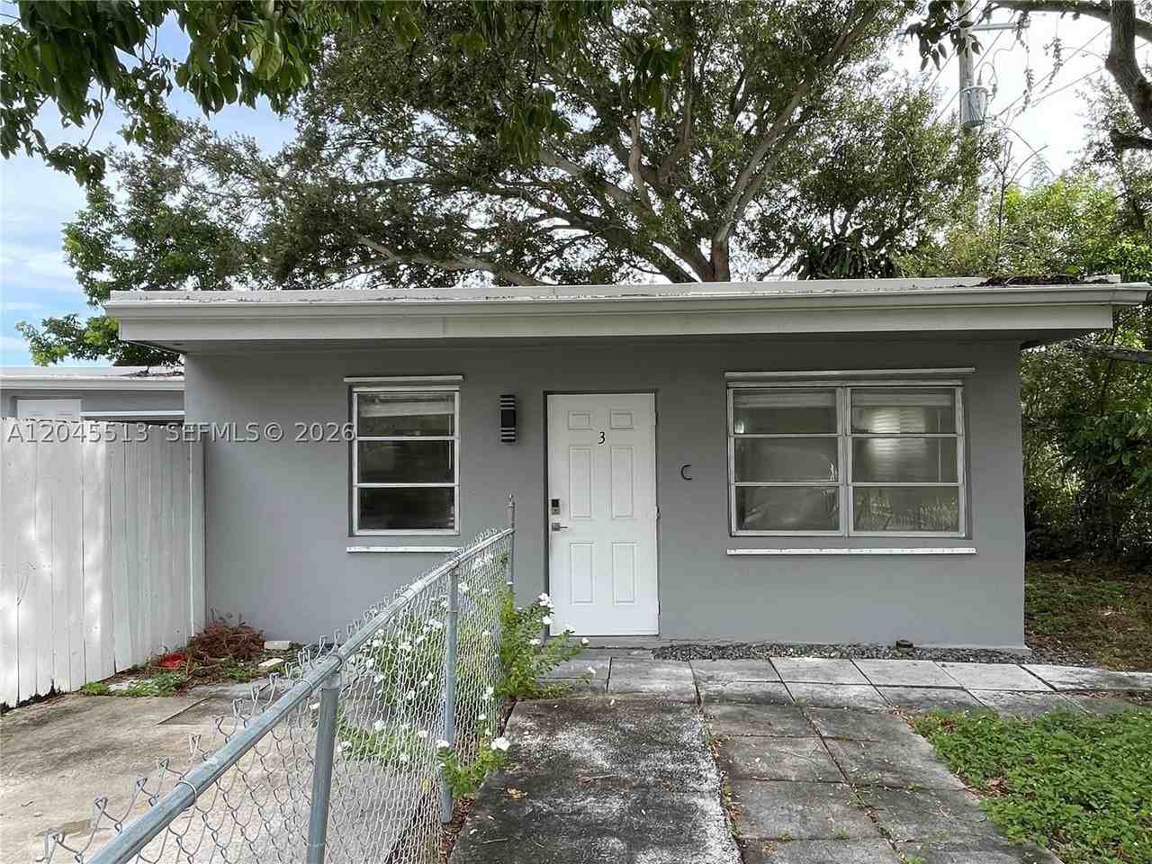 325 Sw 14th Ct #C - Photo 2 of 9