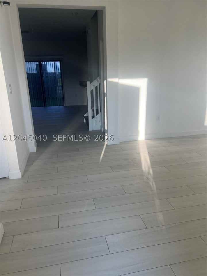 21447 Ne 2nd Pl - Photo 4 of 35