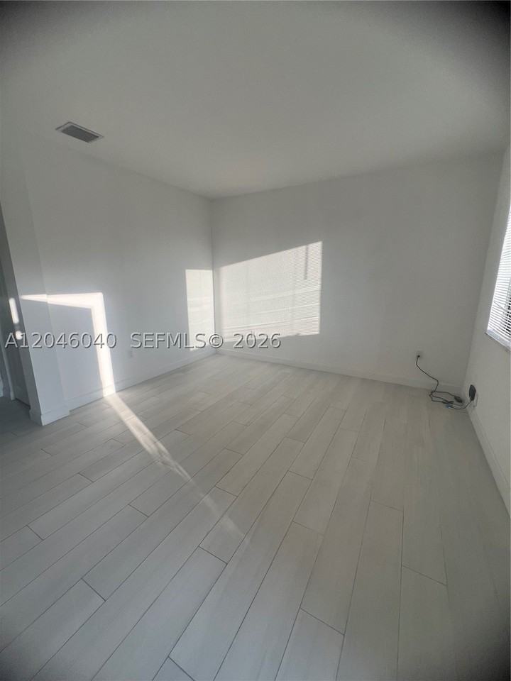21447 Ne 2nd Pl - Photo 7 of 35