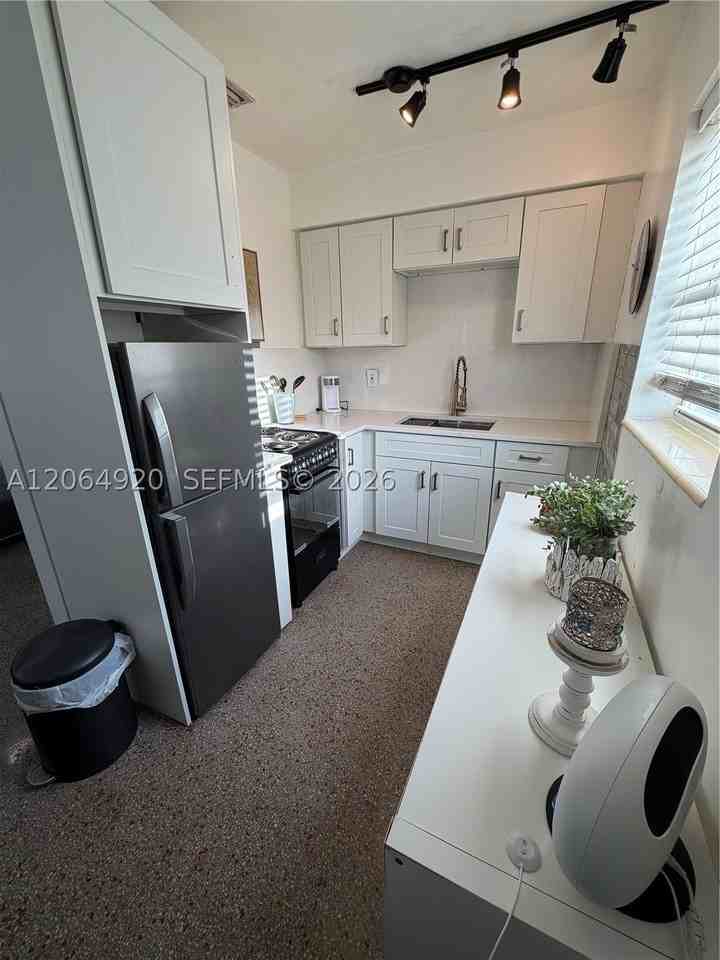 2130 Mckinley St #1 - Photo 3 of 11