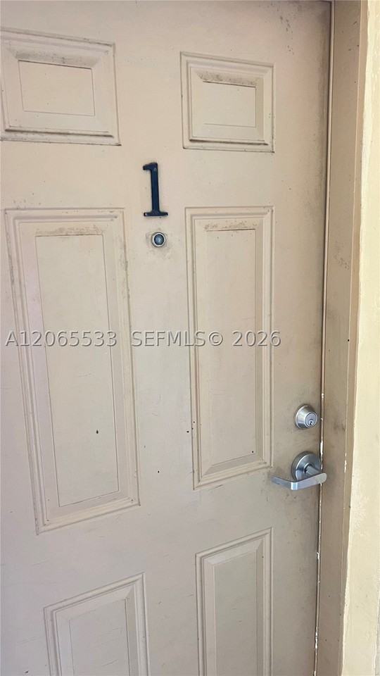 909 Sw 15th Ave #1 - Photo 2 of 23