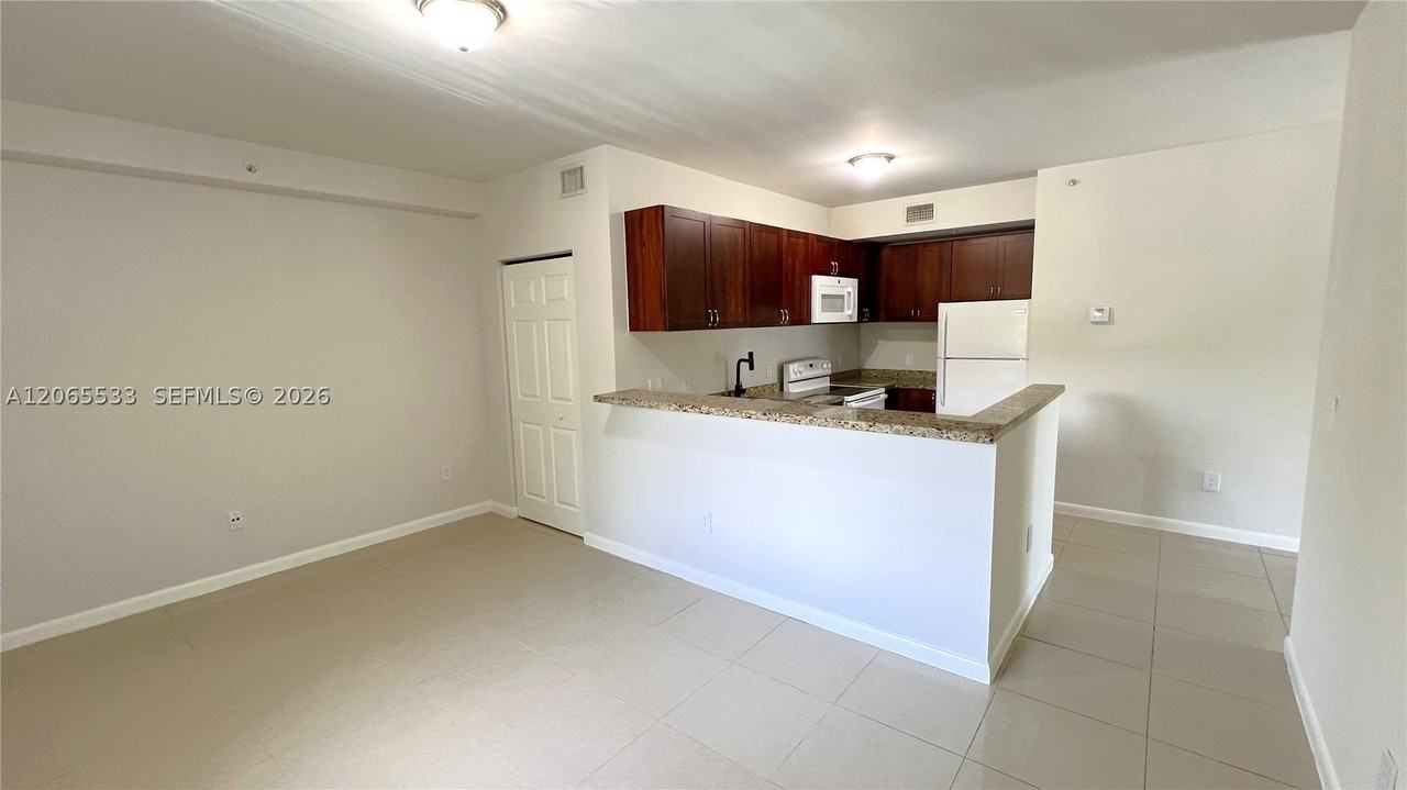 909 Sw 15th Ave #1 - Photo 3 of 23