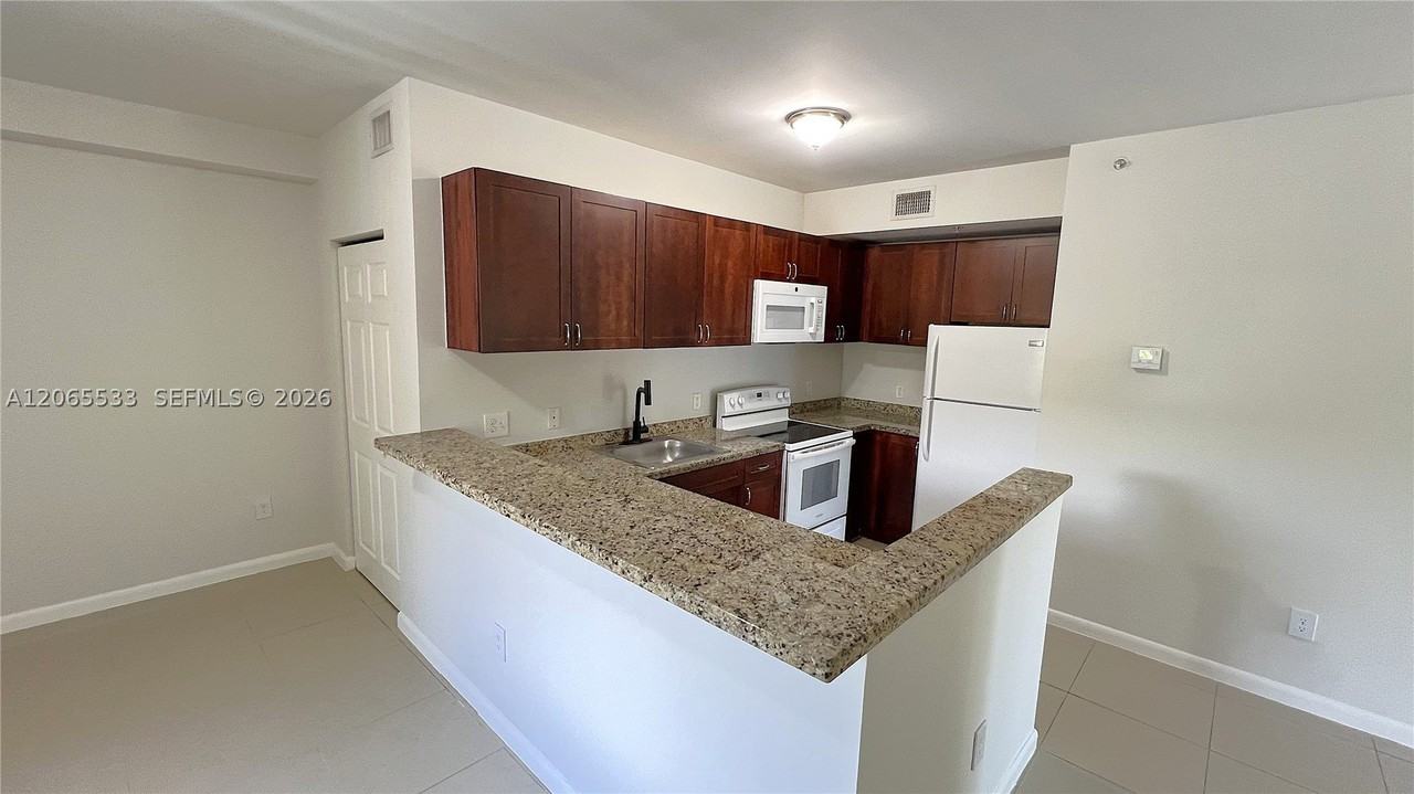909 Sw 15th Ave #1 - Photo 4 of 23