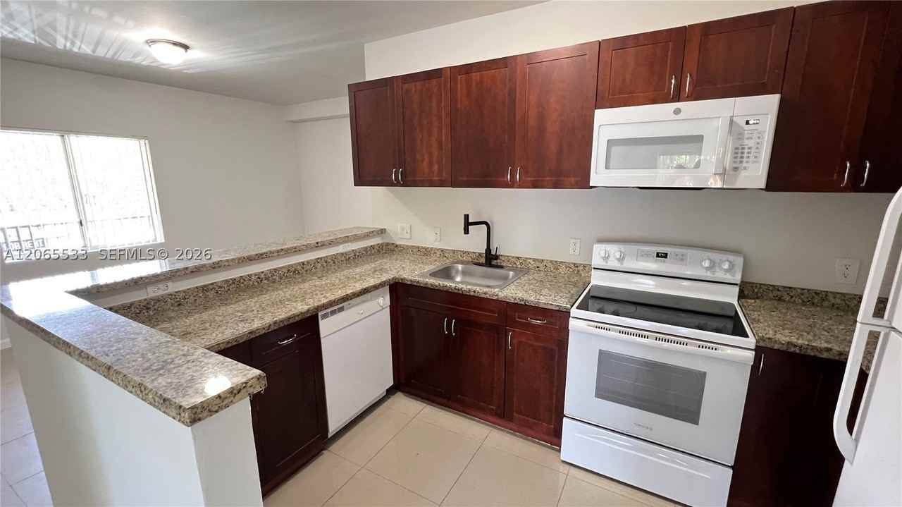 909 Sw 15th Ave #1 - Photo 5 of 23