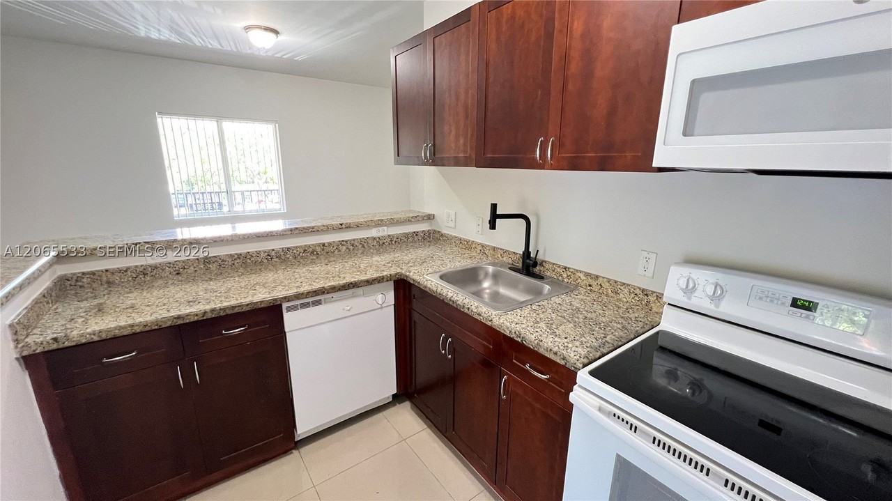 909 Sw 15th Ave #1 - Photo 6 of 23