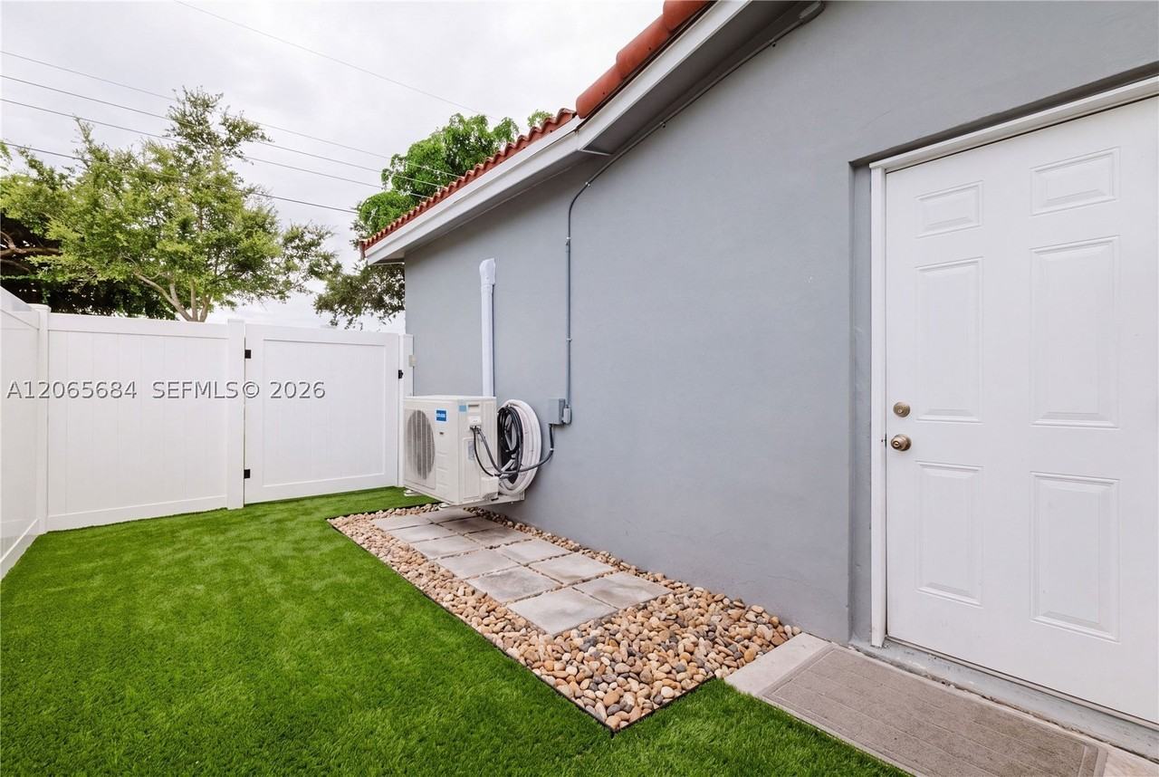 5261 Sw 89th Ave #1 - Photo 3 of 17