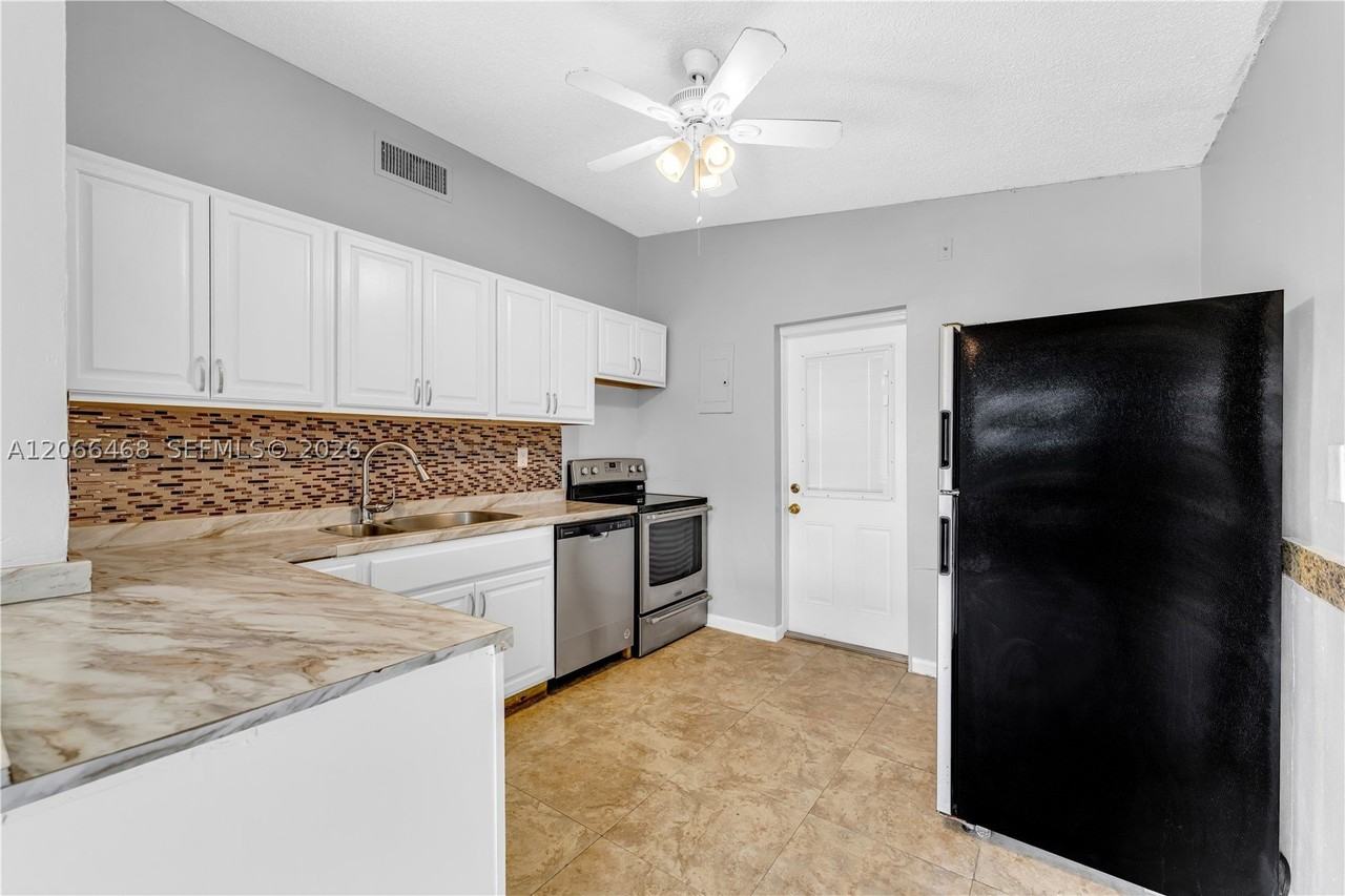 4220 SW 36th St - Photo 3 of 25