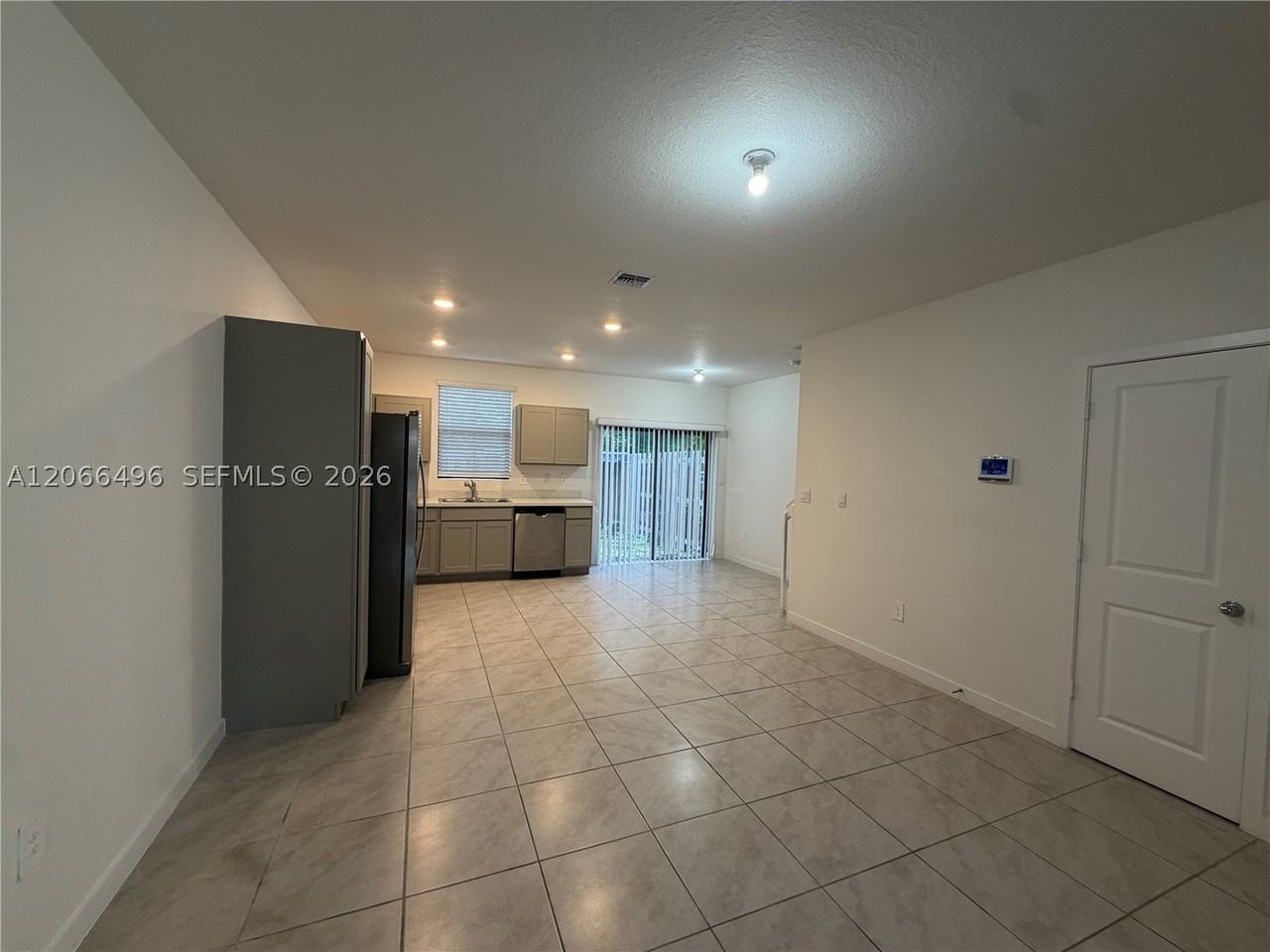 390 Ne 12th St - Photo 4 of 27