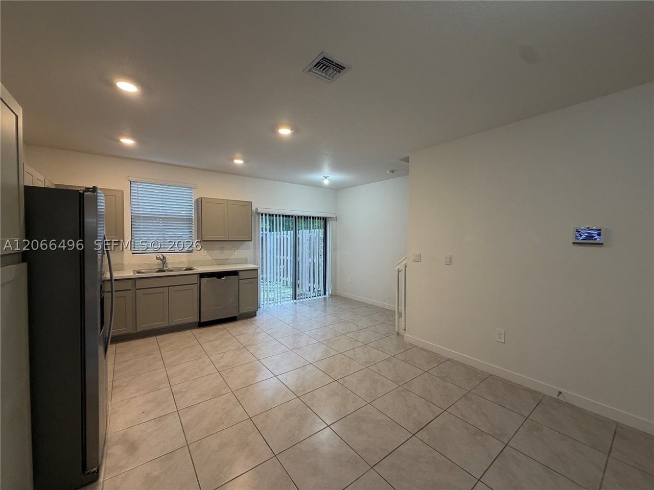 390 Ne 12th St - Photo 5 of 27