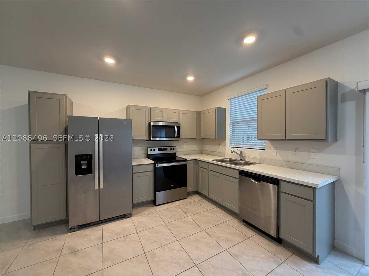 390 Ne 12th St - Photo 6 of 27