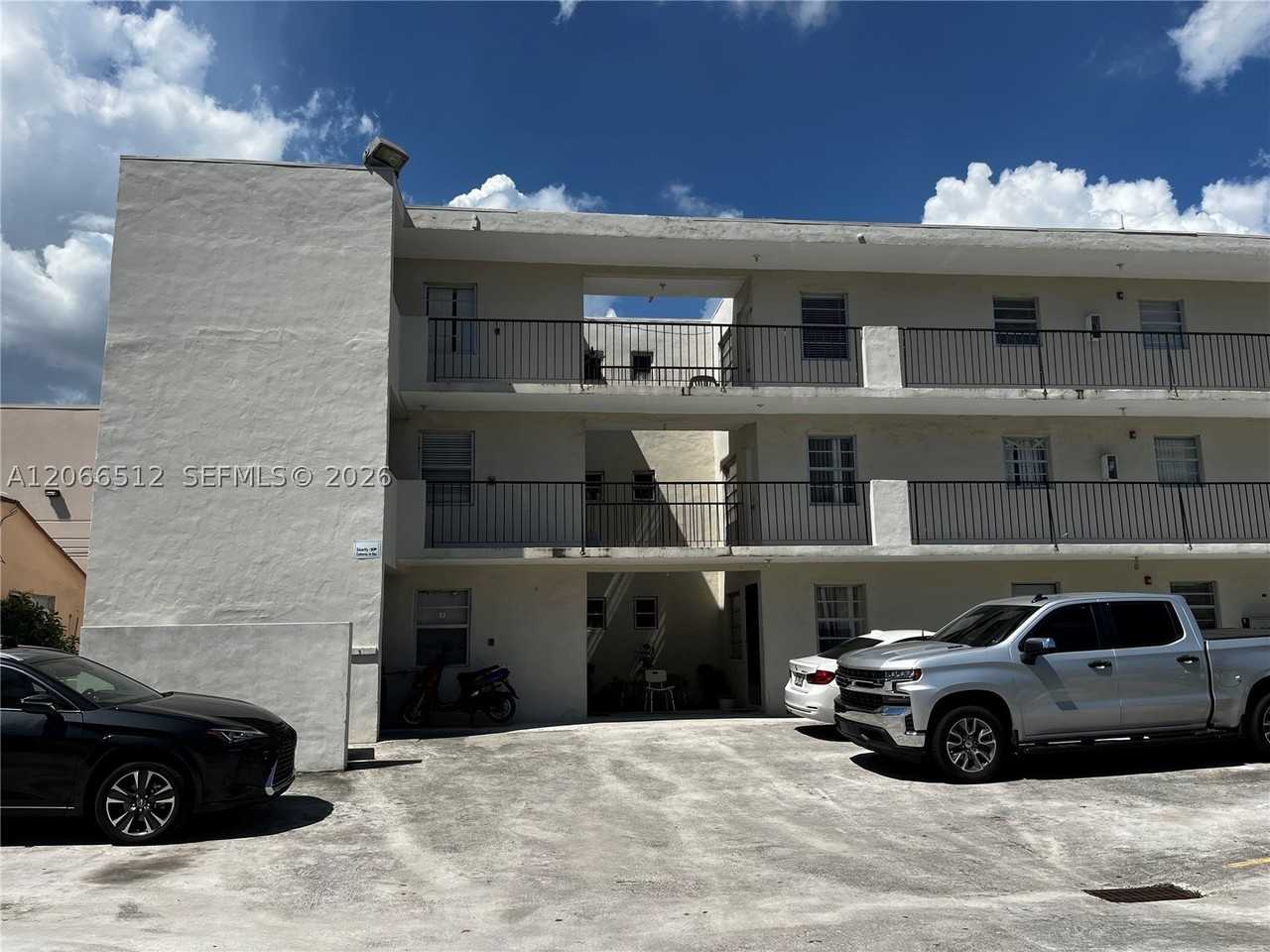 928 Sw 30th Ave #3 - Photo 2 of 21