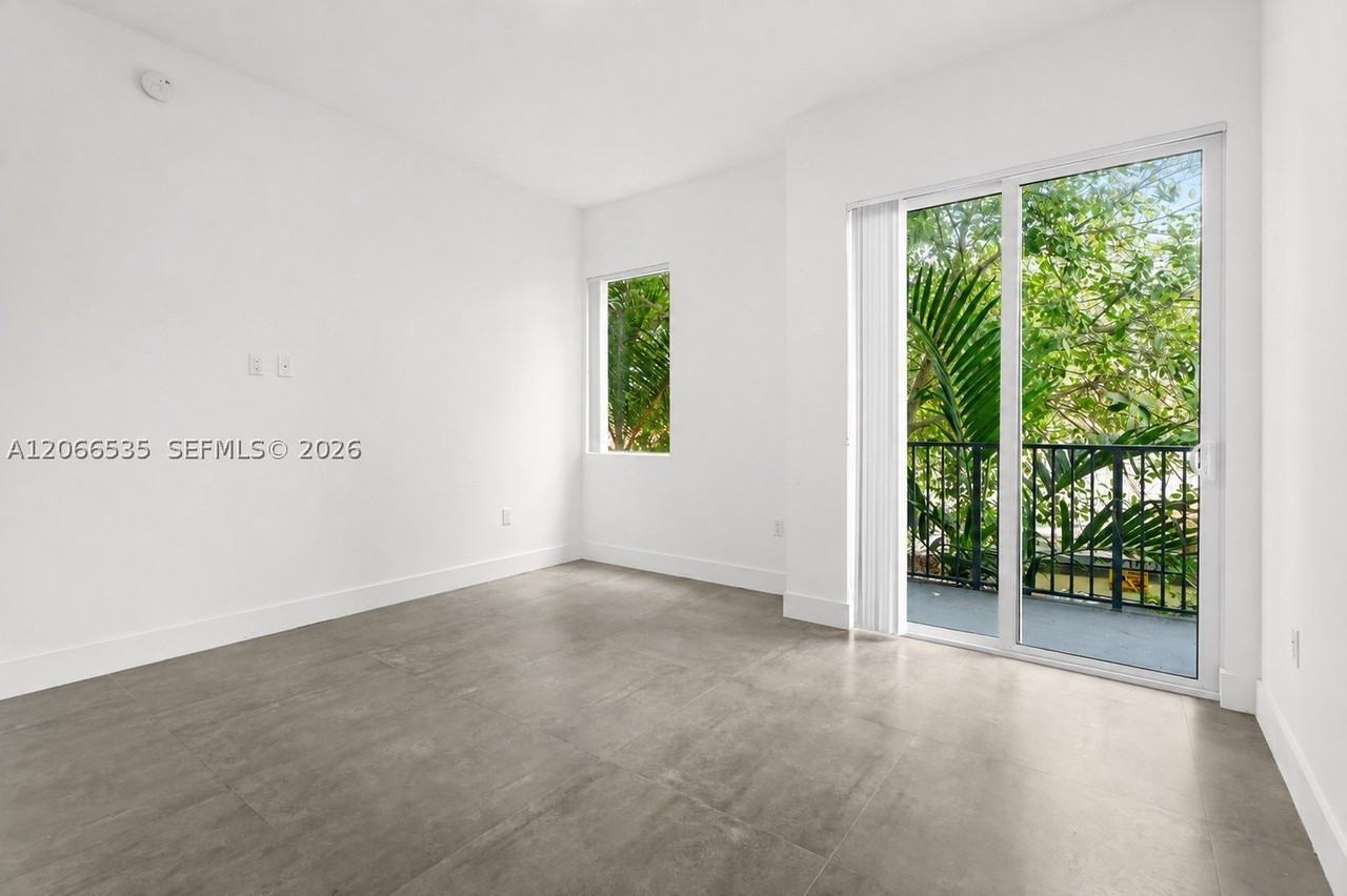 2010 Sw 25th Ter #204 - Photo 4 of 13